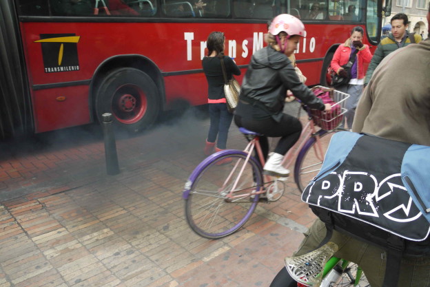 Transmilenio ciclista peatón